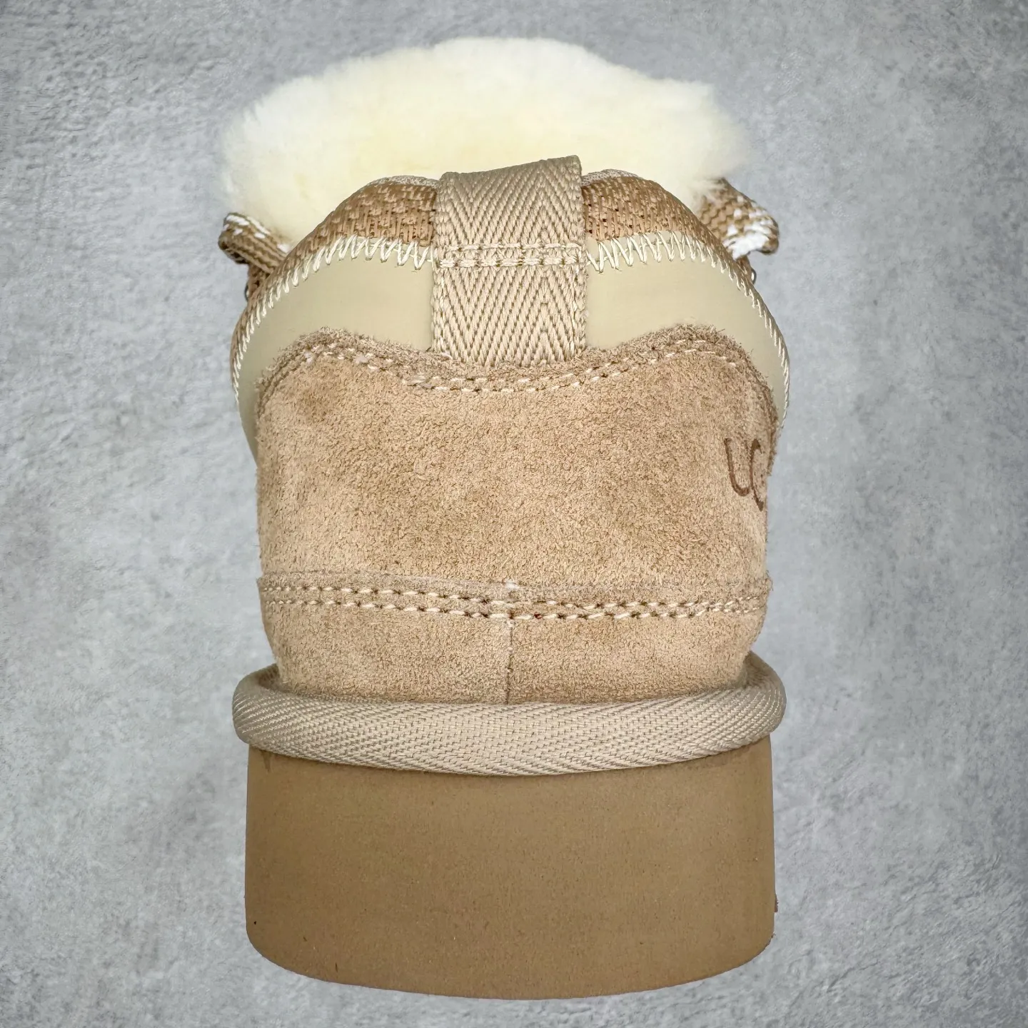 Pick up locally 💰600 UGG 4032 Meyer autumn and winter sheepskin and fur integrated snow boots. All shoes are made from the same factory as ZP. Longfeng A-grade Australian imported sheepskin and fur integrated men's and women's boots. Brand OEM production line. Fully follow the ZP process. OEM original pattern maker. Adhering to the principle of no original shoes and no development selection. Pay attention to every detail. The most authentic version on the market TREADLITE "Light Wing" technology outsole. Lightweight/durable/flexible/pile size: 35 36 37 38 39 40 41 42 43 44 45 Coding: by3936010